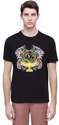 베르사체 진스 꾸뛰르 SS23 로고 그래픽 프린트 블랙 반팔 티셔츠 남성용 E74GAHF01-ECJ00F-E899 Shop 베르사체 진스 꾸뛰르 SS23 로고 그래픽 프린트 블랙 반팔 티셔츠 남성용 E74GAHF01-ECJ00F-E899