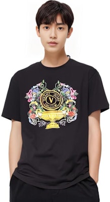 베르사체 진스 꾸뛰르 SS23 로고 그래픽 프린트 블랙 반팔 티셔츠 남성용 E74GAHF01-ECJ00F-E899 Details for 베르사체 진스 꾸뛰르 SS23 로고 그래픽 프린트 블랙 반팔 티셔츠 남성용 E74GAHF01-ECJ00F-E899