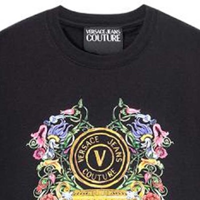 베르사체 진스 꾸뛰르 SS23 로고 그래픽 프린트 블랙 반팔 티셔츠 남성용 E74GAHF01-ECJ00F-E899 Sizing 베르사체 진스 꾸뛰르 SS23 로고 그래픽 프린트 블랙 반팔 티셔츠 남성용 E74GAHF01-ECJ00F-E899
