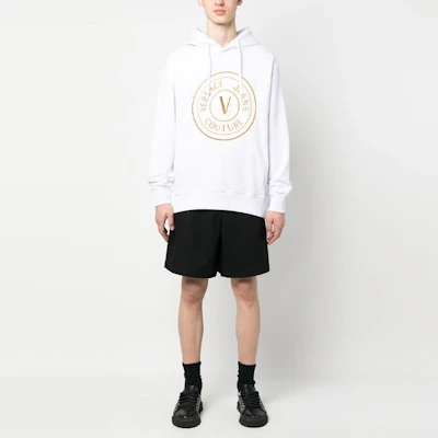 베르사체 진스 쿠튀르 SS23 로고 프린트 화이트 캐주얼 스웻셔츠. 74GAIT05-CF01T-G03 Lookbook 베르사체 진스 쿠튀르 SS23 로고 프린트 화이트 캐주얼 스웻셔츠. 74GAIT05-CF01T-G03