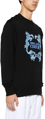 VERSACE JEANS COUTURE SS24 Logo Embroidered Loose Fit Crewneck Sweatshirt Black. 76GAIG02-CF01G-899 Purchase VERSACE JEANS COUTURE SS24 Logo Embroidered Loose Fit Crewneck Sweatshirt Black. 76GAIG02-CF01G-899