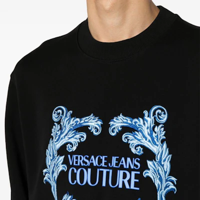 VERSACE JEANS COUTURE SS24 Logo Embroidered Loose Fit Crewneck Sweatshirt Black. 76GAIG02-CF01G-899 Details for VERSACE JEANS COUTURE SS24 Logo Embroidered Loose Fit Crewneck Sweatshirt Black. 76GAIG02-CF01G-899