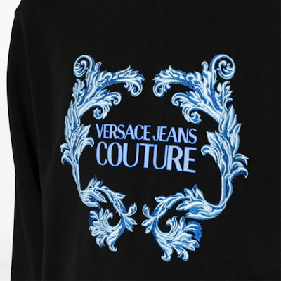 VERSACE JEANS COUTURE SS24 Logo Embroidered Loose Fit Crewneck Sweatshirt Black. 76GAIG02-CF01G-899 Sizing VERSACE JEANS COUTURE SS24 Logo Embroidered Loose Fit Crewneck Sweatshirt Black. 76GAIG02-CF01G-899