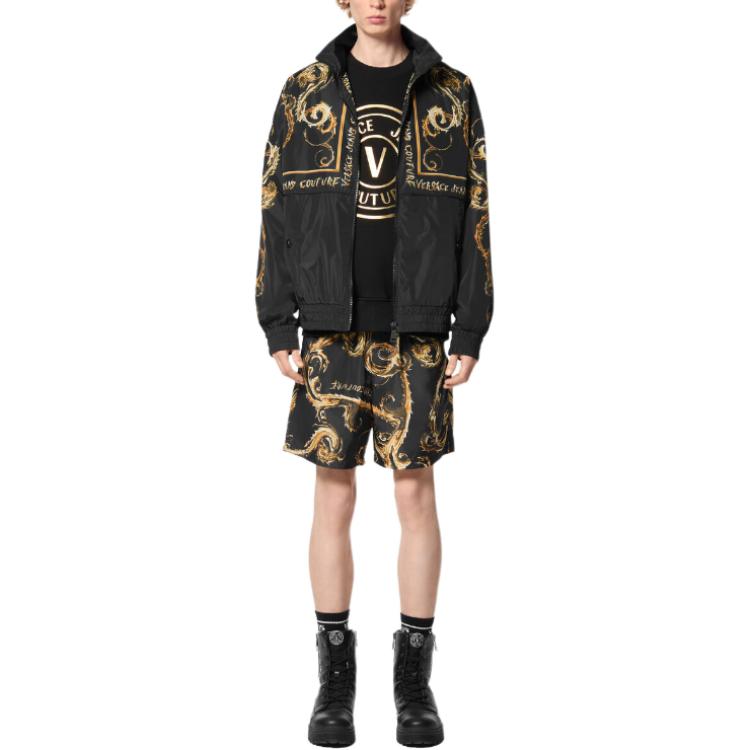 Lookbook VERSACE JEANS COUTURE SS24 男士黑色高領印花防風外套。 E77GAS411-ECQD49-EG89
