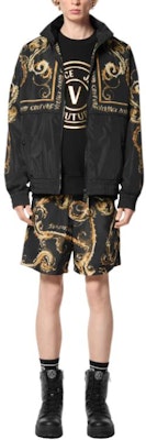 VERSACE JEANS COUTURE SS24 男士黑色高領印花防風外套。 E77GAS411-ECQD49-EG89 Lookbook VERSACE JEANS COUTURE SS24 男士黑色高領印花防風外套。 E77GAS411-ECQD49-EG89