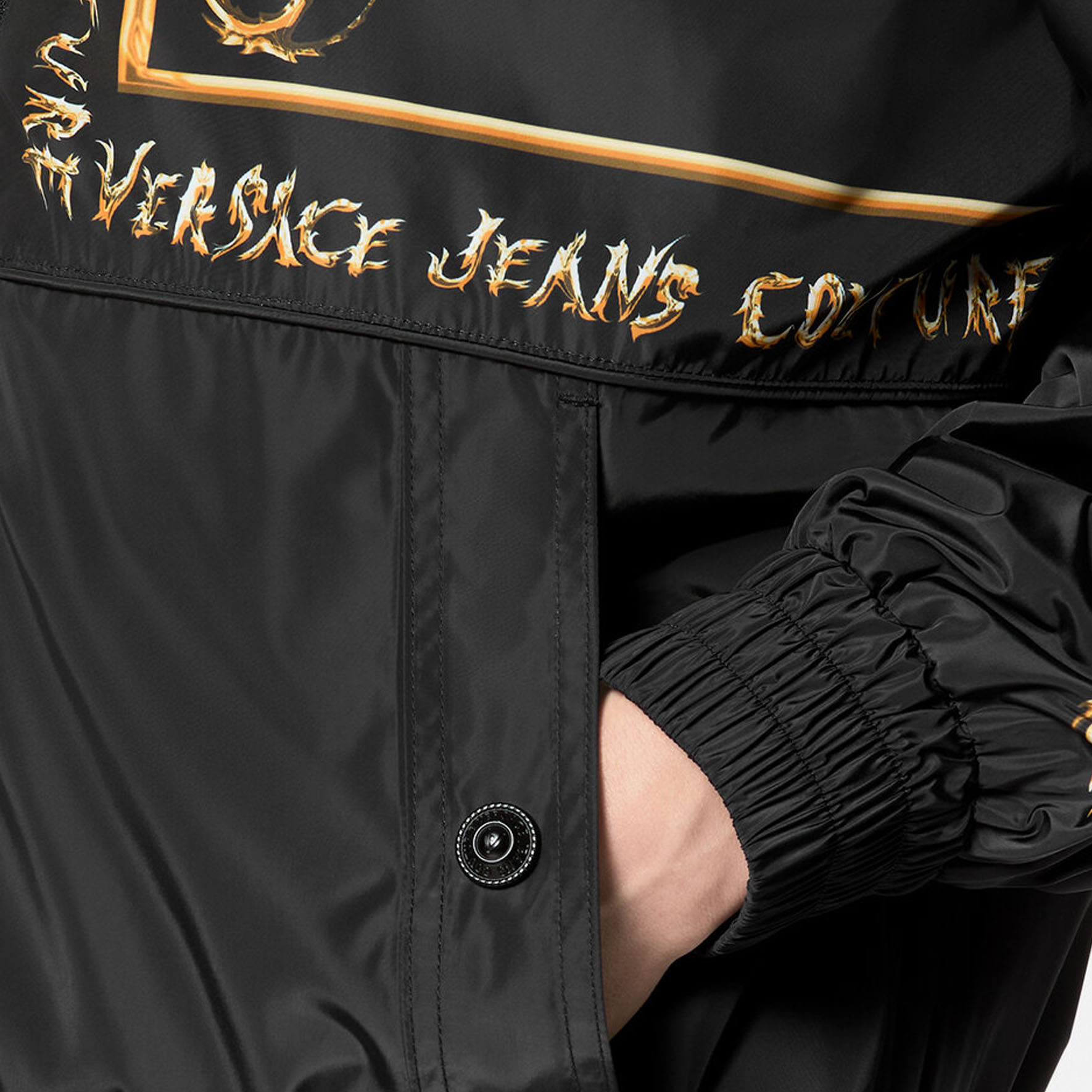 Details for VERSACE JEANS COUTURE SS24 男士黑色高領印花防風外套。 E77GAS411-ECQD49-EG89