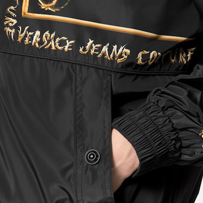 VERSACE JEANS COUTURE SS24 男士黑色高領印花防風外套。 E77GAS411-ECQD49-EG89 Details for VERSACE JEANS COUTURE SS24 男士黑色高領印花防風外套。 E77GAS411-ECQD49-EG89