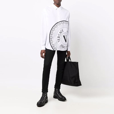 VERSACE JEANS COUTURE Baju Lengan Panjang Loose Fit V-Logo Putih Lelaki 71GAL2R4-CN002-003 Shop VERSACE JEANS COUTURE Baju Lengan Panjang Loose Fit V-Logo Putih Lelaki 71GAL2R4-CN002-003