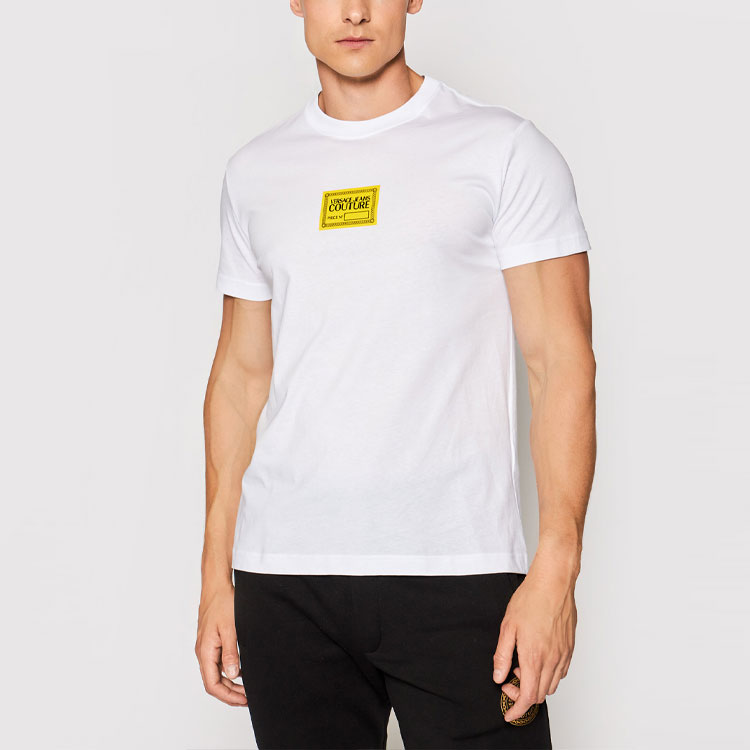 Shop VERSACE JEANS COUTURE Baju Logo Putih Kapas Koleksi SS21. 71GAHT08-CJ00T-003