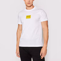 Shop VERSACE JEANS COUTURE 白色棉質Logo短袖T恤 SS21系列 71GAHT08-CJ00T-003