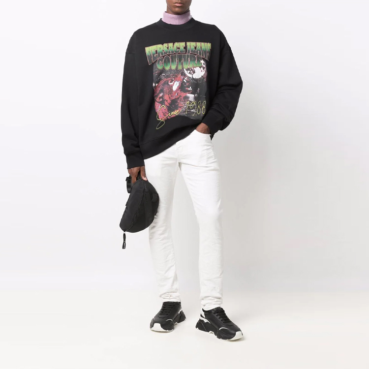 Lookbook VERSACE JEANS FW21 Black Logo Print Pullover Sweatshirt 71GAIP08-CF00P-899