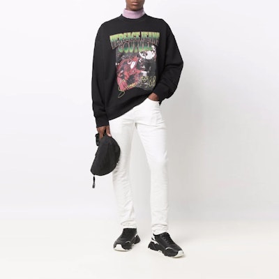 VERSACE JEANS FW21 Black Logo Print Pullover Sweatshirt 71GAIP08-CF00P-899 Lookbook VERSACE JEANS FW21 Black Logo Print Pullover Sweatshirt 71GAIP08-CF00P-899