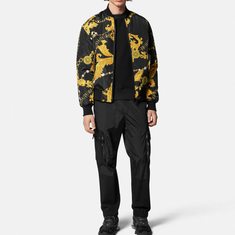 VERSACE JEANS FW23  Black Reversible Logo Print Zip-Up Bomber Jacket E75GASD04-ECQS70-EG89 圖 3
