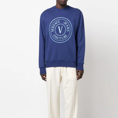 VERSACE JEANS FW23 Logo Print Crewneck Long Sleeve Sweatshirt. 75GAIT04-CF06T-238 Lookbook VERSACE JEANS FW23 Logo Print Crewneck Long Sleeve Sweatshirt. 75GAIT04-CF06T-238