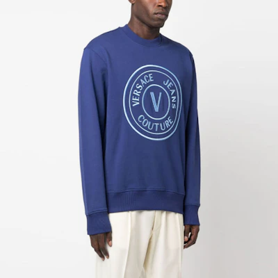 VERSACE JEANS FW23 Logo Print Crewneck Long Sleeve Sweatshirt. 75GAIT04-CF06T-238 Purchase VERSACE JEANS FW23 Logo Print Crewneck Long Sleeve Sweatshirt. 75GAIT04-CF06T-238