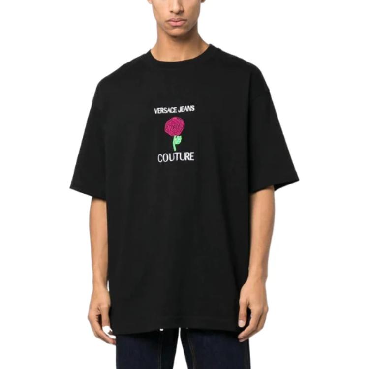 Lookbook 베르사체 진 SS23 블랙 로즈 프린트 크루넥 반팔 티셔츠 74GAHI01-CJ04I-899