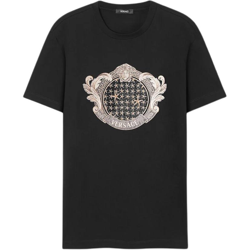 VERSACE La Vacanza Holiday SS24 Logo Embroidered  Black T-Shirt. 1013944-1A11470-1B000 圖 2