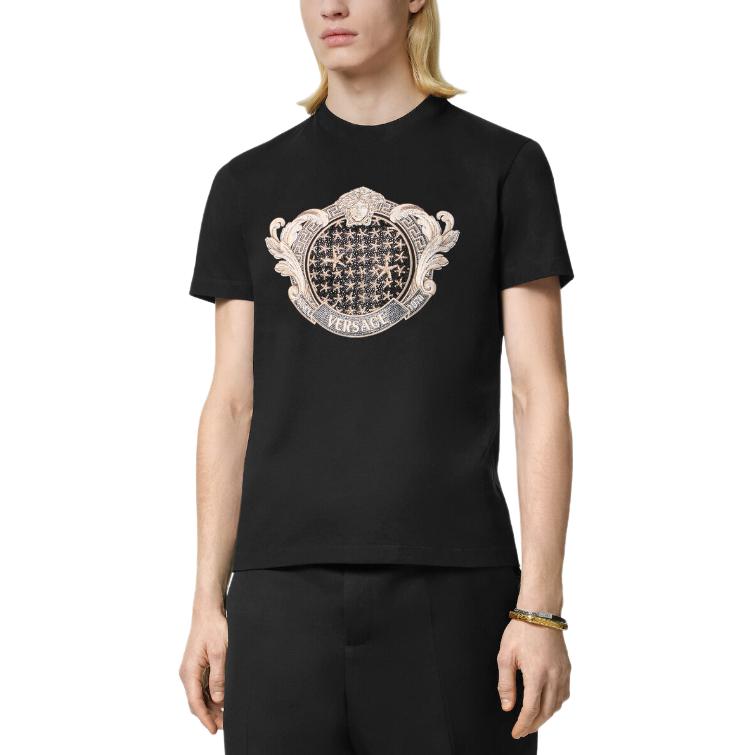 VERSACE La Vacanza Holiday SS24 Logo Embroidered  Black T-Shirt. 1013944-1A11470-1B000 圖 3