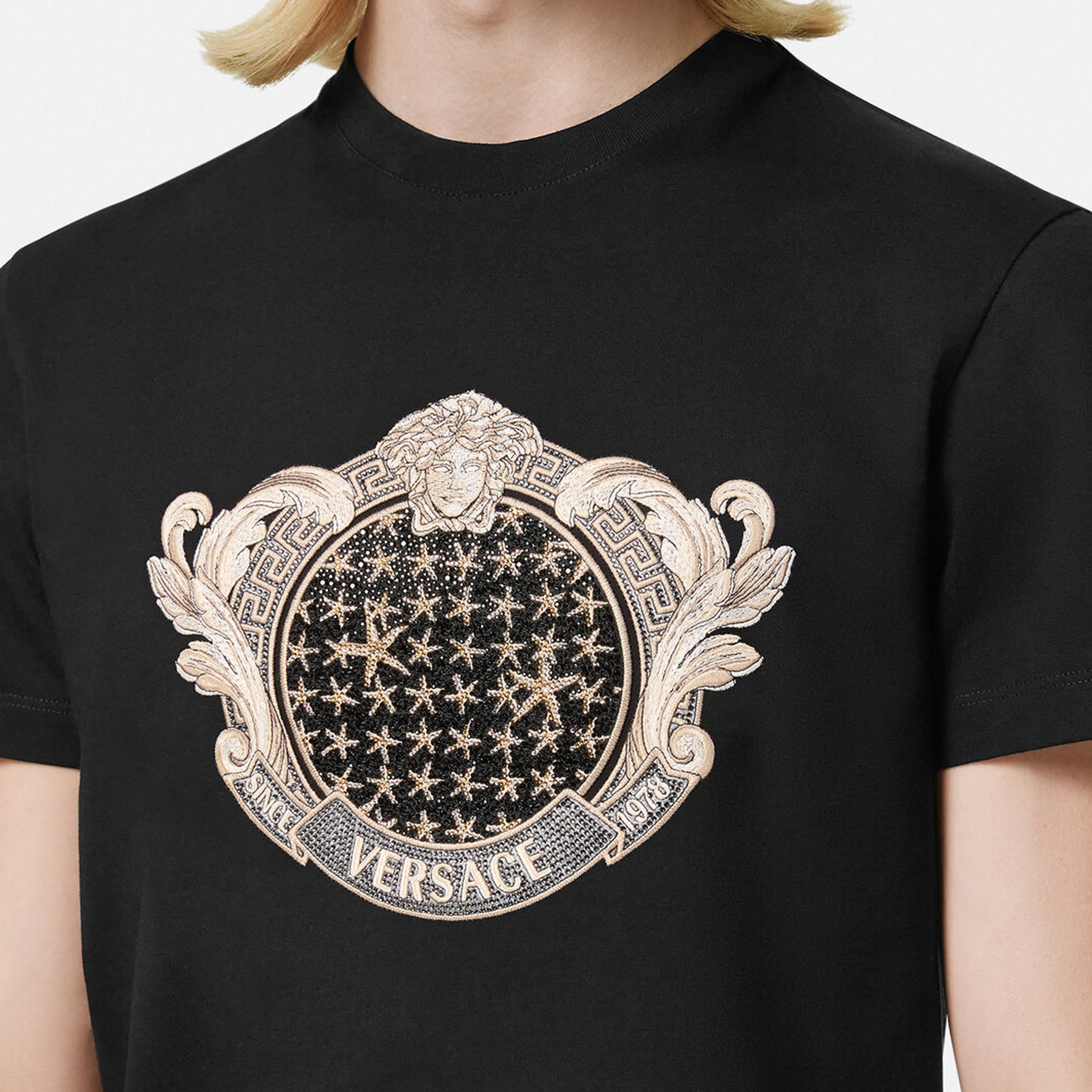 VERSACE La Vacanza Holiday SS24 Logo Embroidered  Black T-Shirt. 1013944-1A11470-1B000 圖 6
