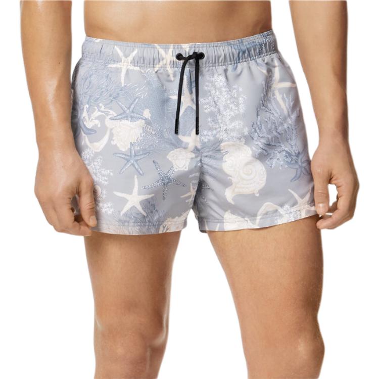 Lookbook VERSACE La Vacanza Holiday SS24 Bañador Estrella y Concha Marina Azul. 1016217-1A11347-5E360