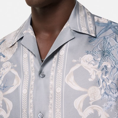 VERSACE La Vacanza SS24 Baju Lengan Pendek Cetakan Starfish Shell Biru Lelaki 1003926-1A11093-5E360 Lookbook VERSACE La Vacanza SS24 Baju Lengan Pendek Cetakan Starfish Shell Biru Lelaki 1003926-1A11093-5E360