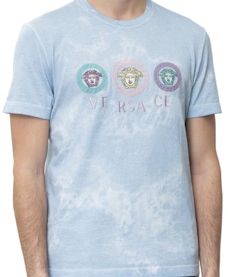 VERSACE Camiseta Azul Claro con Logo Bordado de Medusa. A85160-A228806-A2471 Lookbook VERSACE Camiseta Azul Claro con Logo Bordado de Medusa. A85160-A228806-A2471