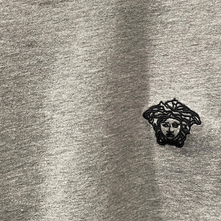 Shop 范思哲 男士灰色标志刺绣短袖圆领T恤 SS24款 A89500S-A230901-2EH60