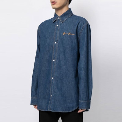 VERSACE Baju Denim Lengan Panjang Unisex Biru dengan Logo Sulaman A894181-F01111-1D030 Purchase VERSACE Baju Denim Lengan Panjang Unisex Biru dengan Logo Sulaman A894181-F01111-1D030