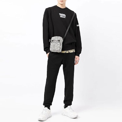 VERSACE 徽標針織運動長褲 黑色 1002484-1A01446-1B000 Lookbook VERSACE 徽標針織運動長褲 黑色 1002484-1A01446-1B000