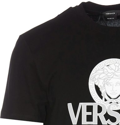 Camiseta Negra de Hombre VERSACE Logo Print de Manga Corta y Cuello Redondo. 1011504-1A08375-1B000 Sizing Camiseta Negra de Hombre VERSACE Logo Print de Manga Corta y Cuello Redondo. 1011504-1A08375-1B000