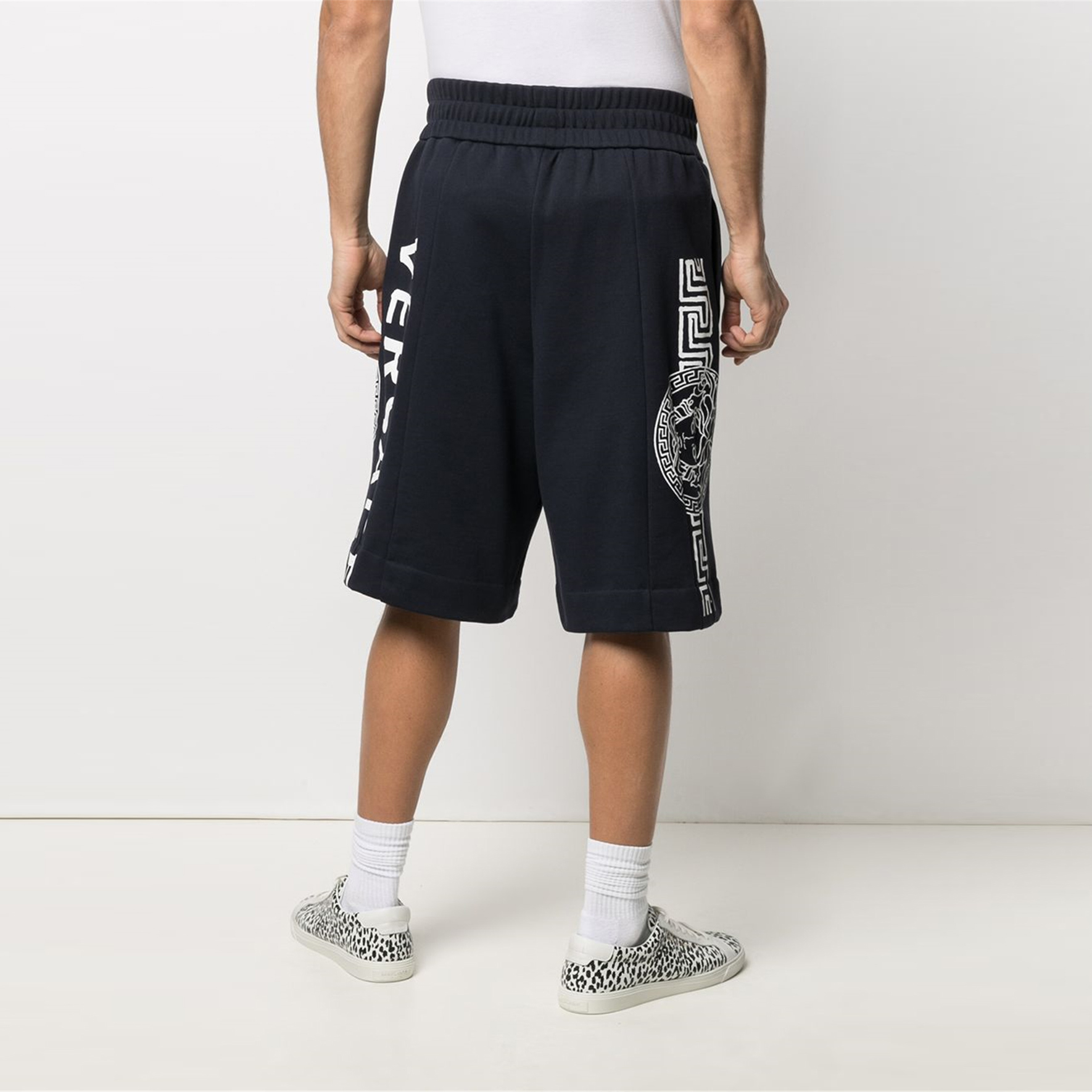 Purchase VERSACE 男款藍色直筒休閒短褲 印花設計 A89003-A232781-1U040