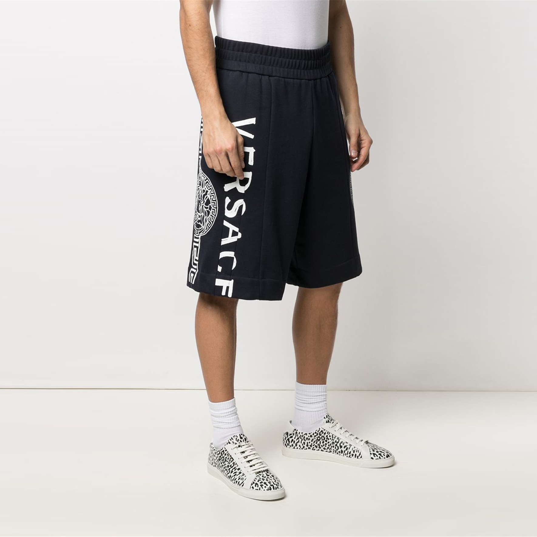 Details for VERSACE 男款藍色直筒休閒短褲 印花設計 A89003-A232781-1U040