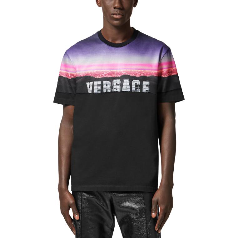 Lookbook ヴェルサーチ ブランド ロゴ プリント クルーネック 半袖 Tシャツ メンズ ブラック 1012926-1A09337-2B510