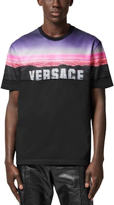 ヴェルサーチ ブランド ロゴ プリント クルーネック 半袖 Tシャツ メンズ ブラック 1012926-1A09337-2B510 Lookbook ヴェルサーチ ブランド ロゴ プリント クルーネック 半袖 Tシャツ メンズ ブラック 1012926-1A09337-2B510