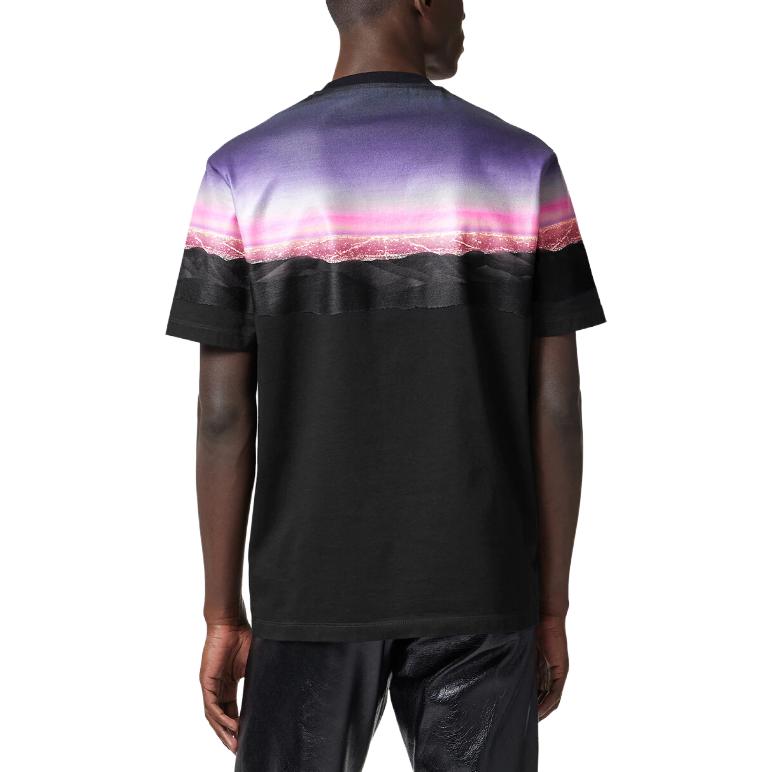 Shop ヴェルサーチ ブランド ロゴ プリント クルーネック 半袖 Tシャツ メンズ ブラック 1012926-1A09337-2B510