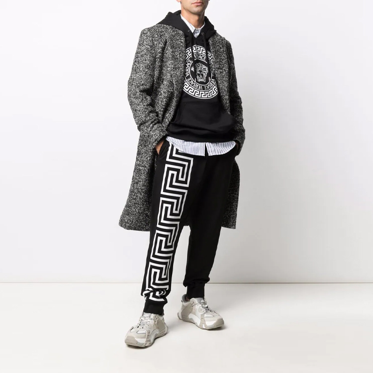 VERSACE Logo Print Pullover Sweatshirt Black 10014191A01052-1B000 圖 4