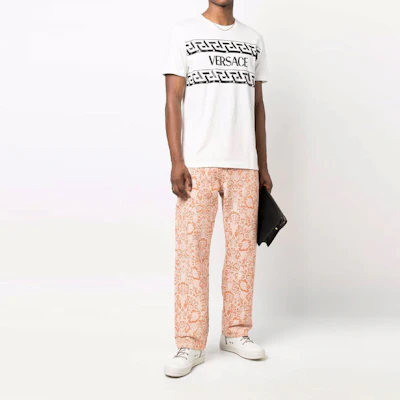 ヴェルサーチ ロゴプリント 半袖Tシャツ メンズ ホワイト 1002428-1A01780-1W000 Lookbook ヴェルサーチ ロゴプリント 半袖Tシャツ メンズ ホワイト 1002428-1A01780-1W000