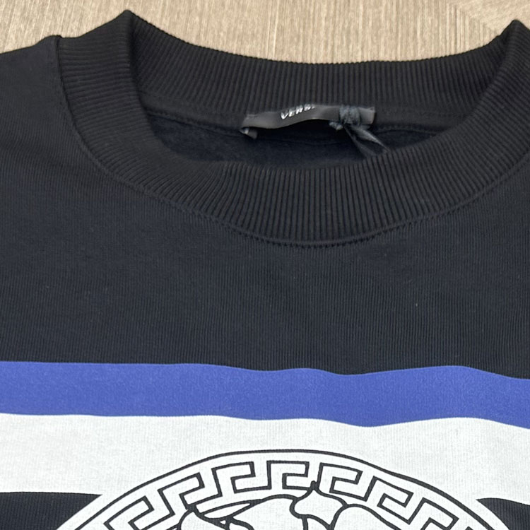 Purchase Sudadera Negra Cuello Redondo con Logo Medusa de VERSACE. 1002767-1A02034-1B000