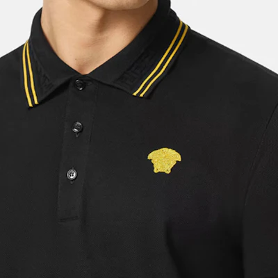 VERSACE Kaos Polo Hitam Lengan Pendek Motif Garis Logo Medusa Casual Fit 1013910-1A09860-1B000 Details for VERSACE Kaos Polo Hitam Lengan Pendek Motif Garis Logo Medusa Casual Fit 1013910-1A09860-1B000