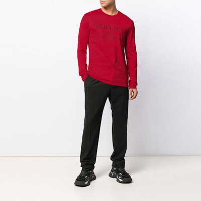 ヴェルサーチ メデューサロゴ ユニセックス レッド 長袖Tシャツ A83580-A228806-A041 Lookbook ヴェルサーチ メデューサロゴ ユニセックス レッド 長袖Tシャツ A83580-A228806-A041