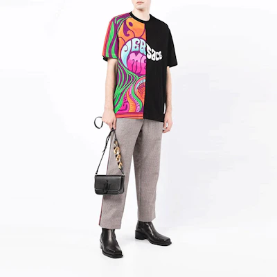 베르사체 메두사 뮤직 그래픽 블랙 반팔 티셔츠 1003390-1A02374-5B020 Lookbook 베르사체 메두사 뮤직 그래픽 블랙 반팔 티셔츠 1003390-1A02374-5B020