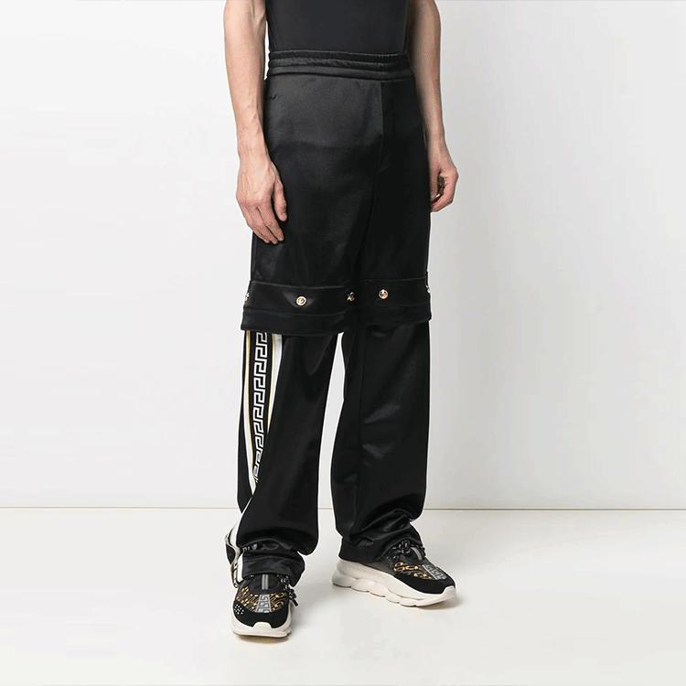 Shop VERSACE 多徽章設計可拆卸休閒褲 男士 黑色 A883571-F00108-1B000