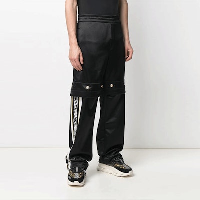 VERSACE 多徽章設計可拆卸休閒褲 男士 黑色 A883571-F00108-1B000 Shop VERSACE 多徽章設計可拆卸休閒褲 男士 黑色 A883571-F00108-1B000