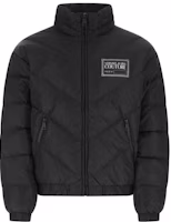 Versace Quilted Logo Patch Stand Collar Jacket Men’s Black 73GAU4D4-CQ01D-899 Versace Quilted Logo Patch Stand Collar Jacket Men’s Black 73GAU4D4-CQ01D-899