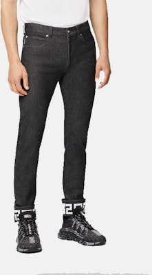 VERSACE Vaqueros Slim Fit Negro con Dobladillo Diseño Llave Griega A86056-1F00655-1D040 Details for VERSACE Vaqueros Slim Fit Negro con Dobladillo Diseño Llave Griega A86056-1F00655-1D040