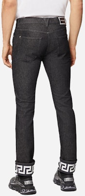 VERSACE Vaqueros Slim Fit Negro con Dobladillo Diseño Llave Griega A86056-1F00655-1D040 Sizing VERSACE Vaqueros Slim Fit Negro con Dobladillo Diseño Llave Griega A86056-1F00655-1D040
