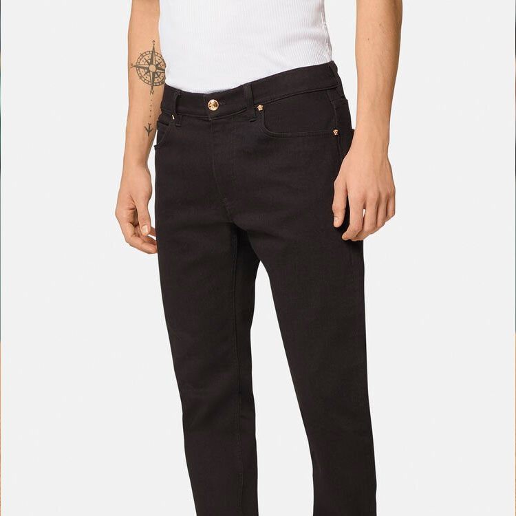 Shop VERSACE 修身版型純黑色牛仔褲 A81832-1A00908-1D040