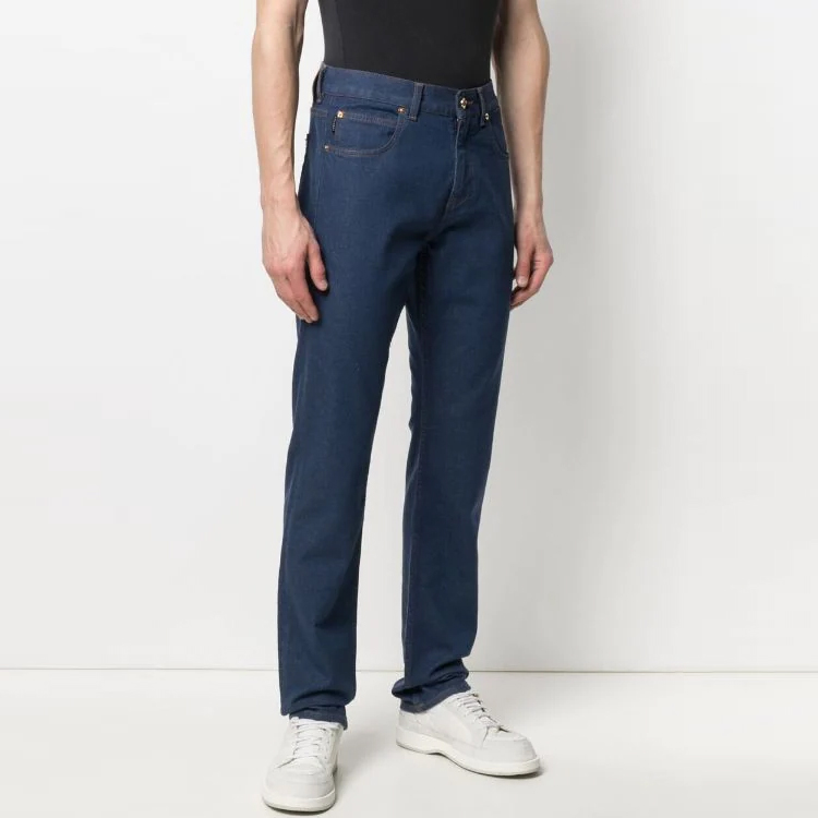 Shop 베르사체 솔리드 로고 패치 스트레이트 핏 청바지 블루. A864521-F00654-1D100