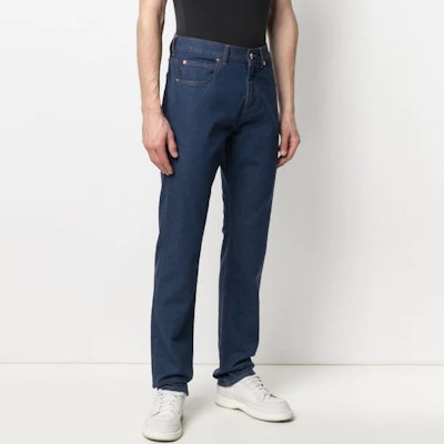 베르사체 솔리드 로고 패치 스트레이트 핏 청바지 블루. A864521-F00654-1D100 Shop 베르사체 솔리드 로고 패치 스트레이트 핏 청바지 블루. A864521-F00654-1D100