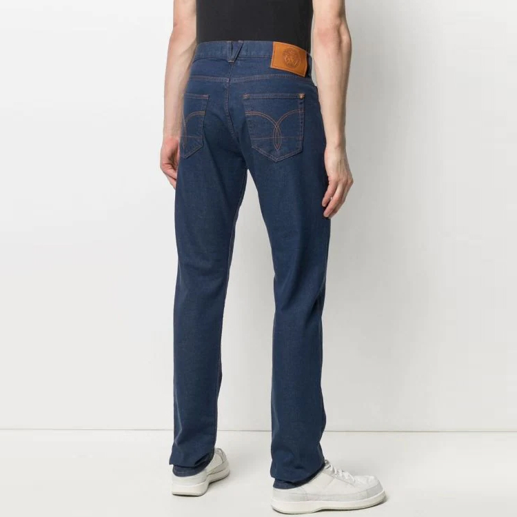 Purchase 베르사체 솔리드 로고 패치 스트레이트 핏 청바지 블루. A864521-F00654-1D100